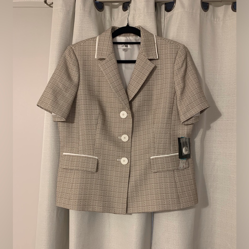 Le Suit Beautiful top. NWT.  Size 16